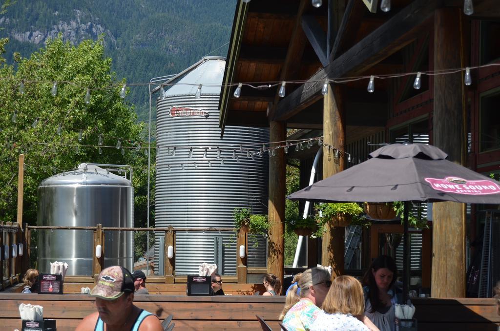 Howe Sound Inn & Brewing Company Squamish Exterior foto