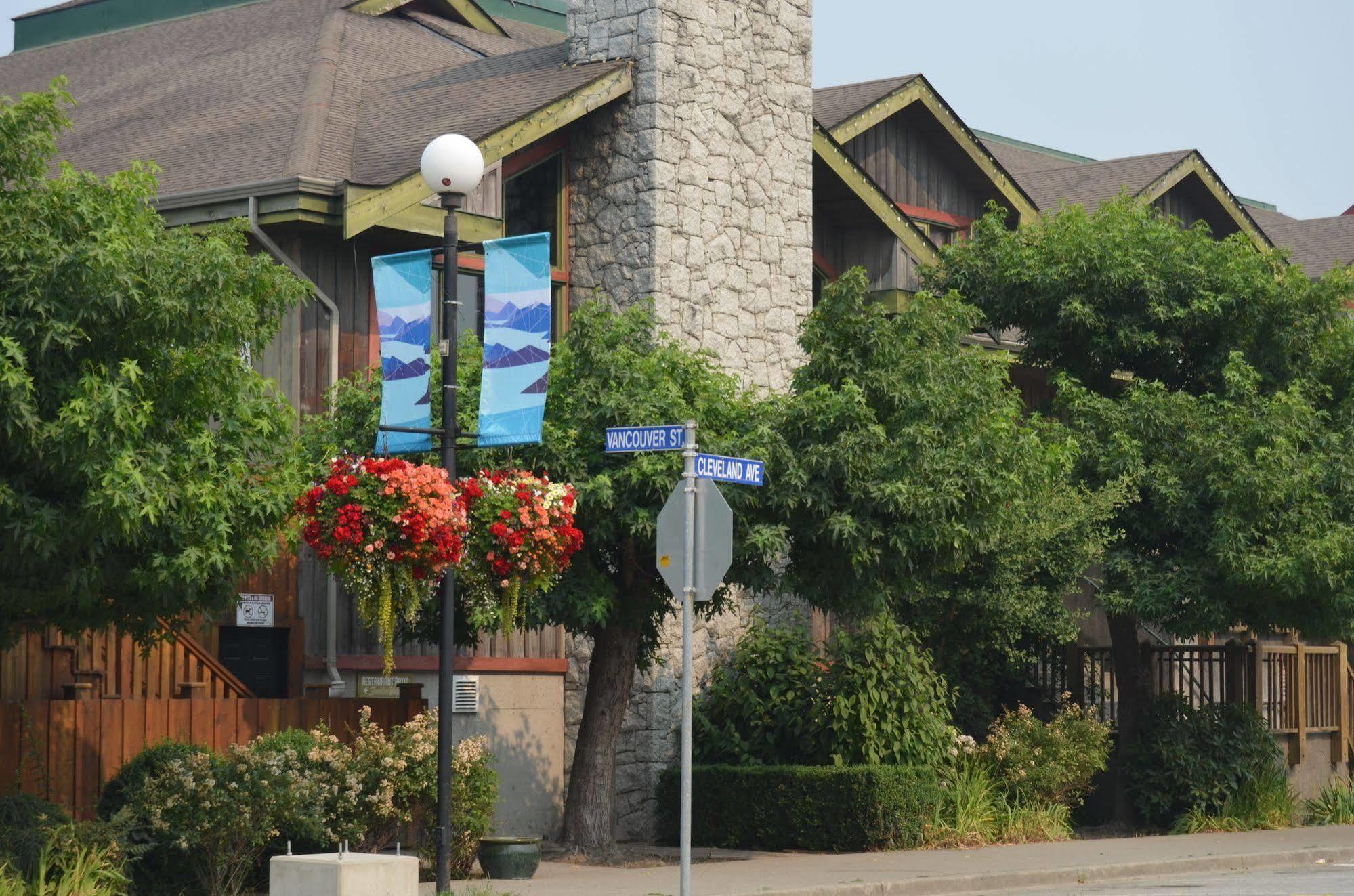 Howe Sound Inn & Brewing Company Squamish Exterior foto